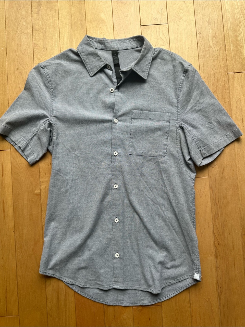 Lululemon Men's Gray Short-Sleeve Button-Up Shirt - Small